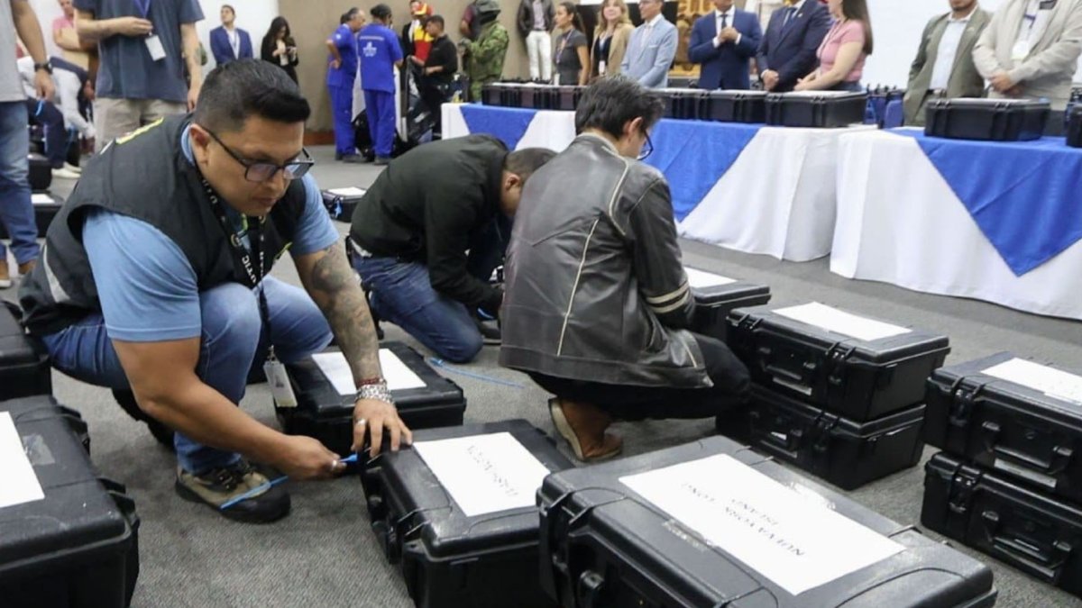 Funcionario del CNE revisa los kits electorales que serán enviados a las circunscripciones del exterior.