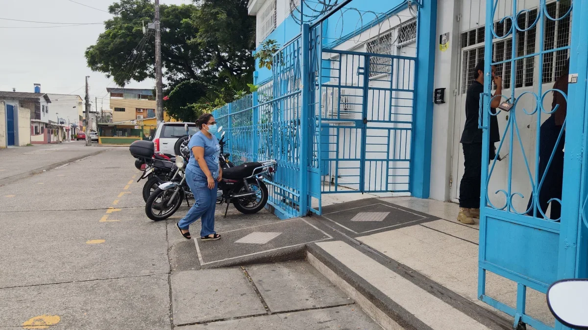 Representantes llegaron al plantel a pedir información sobre el posible caso de tuberculosis.