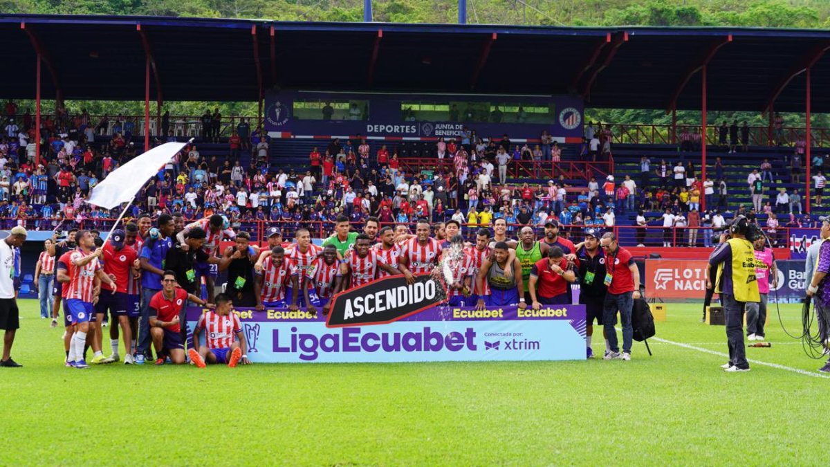Los jugadores de Atlético FC celebran el ascenso.