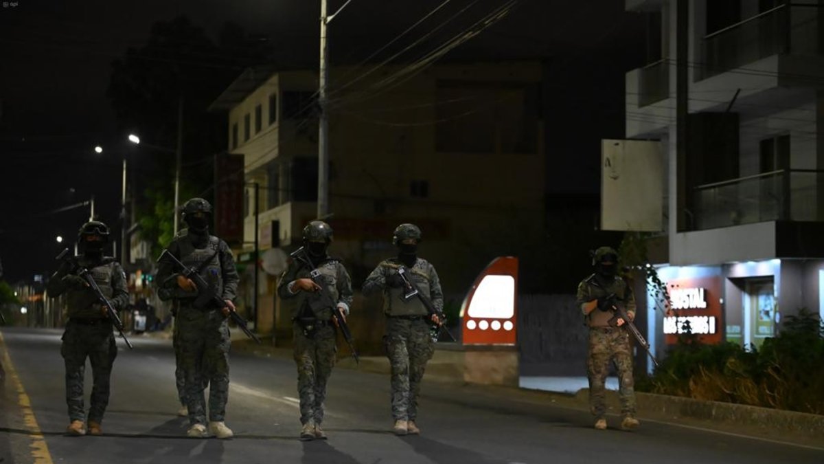 Militares recorren una zona de Manta durante el horario de toque de queda en septiembre pasado.