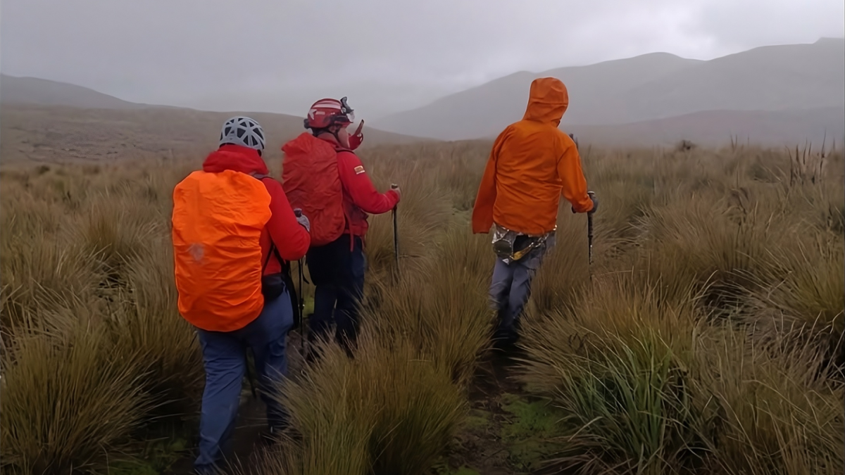 Los bomberos del cantón Mejía trabajaron en el rescate de los tres turistas alcanzados por una descarga eléctrica en el volcán El Corazón.