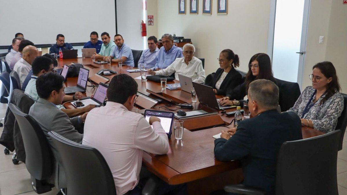 El ministro de Ambiente y Energía, Juan Carlos Blum se reunió con empresarios el 25 de septiembre de 2026, en Guayaquil, para tratar la crisis eléctrica.