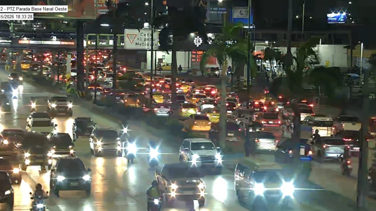 Extensas filas de vehículos se evidenciaron en la avenida Pedro Menéndez Gilbert, en el norte de Guayaquil, entre la tarde y noche de este jueves 15 de octubre.