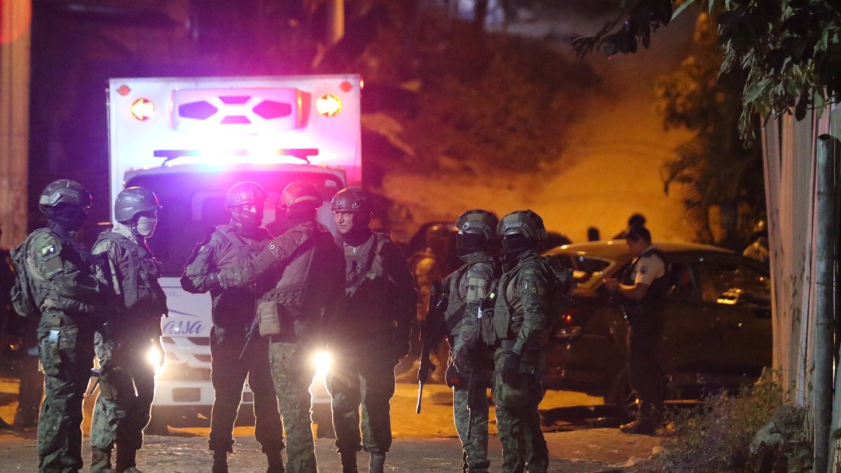 Militares durante un operativo en Monte Sinaí, en el noroeste de Guayaquil.