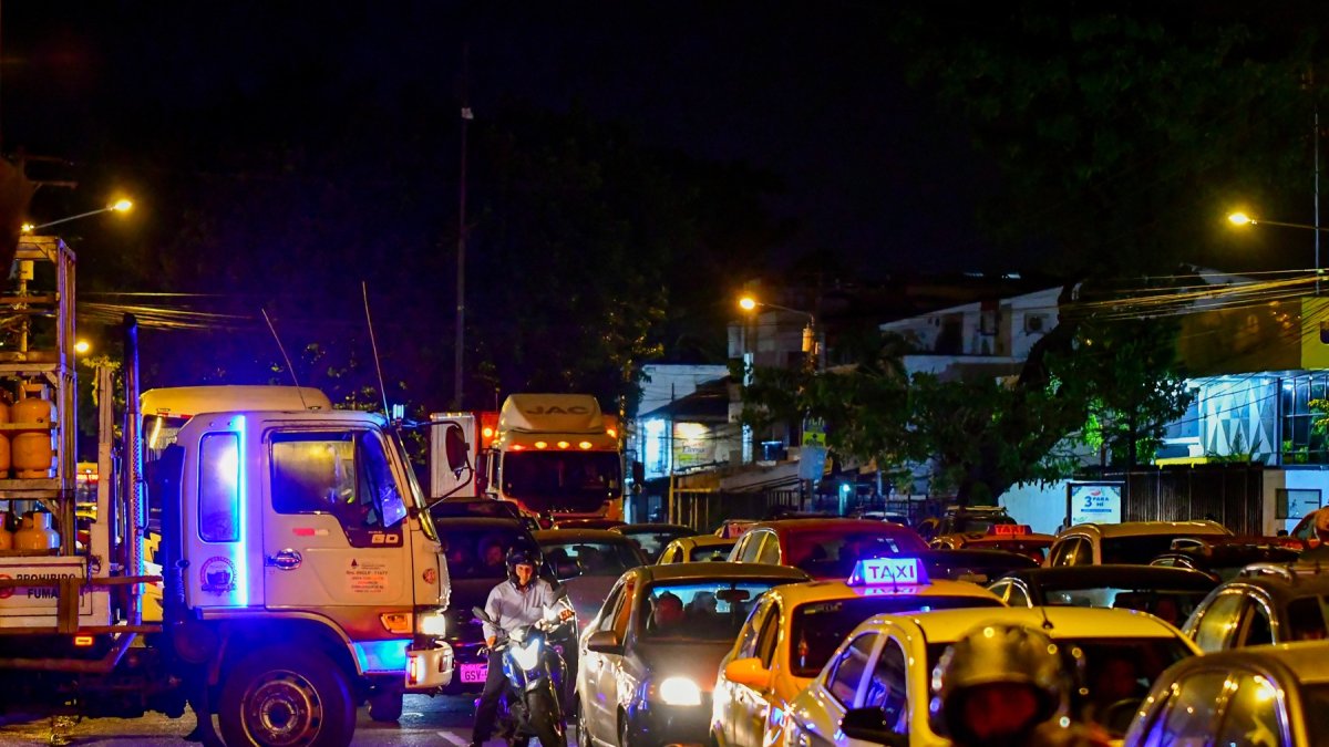 Circulación vehicular nocturna en Guayaquil.