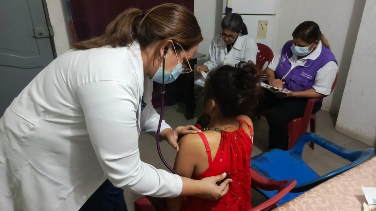 El Ministerio de Salud observa a los familiares del paciente con tuberculosis.