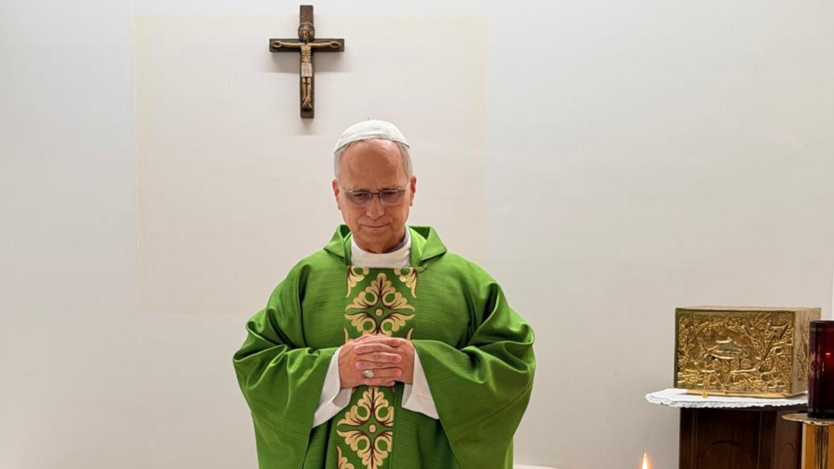El papa León XIV celebra una misa en el hospital Gemelli de Roma, en las primeras fotografías difundidas tras su operación pulmonar.