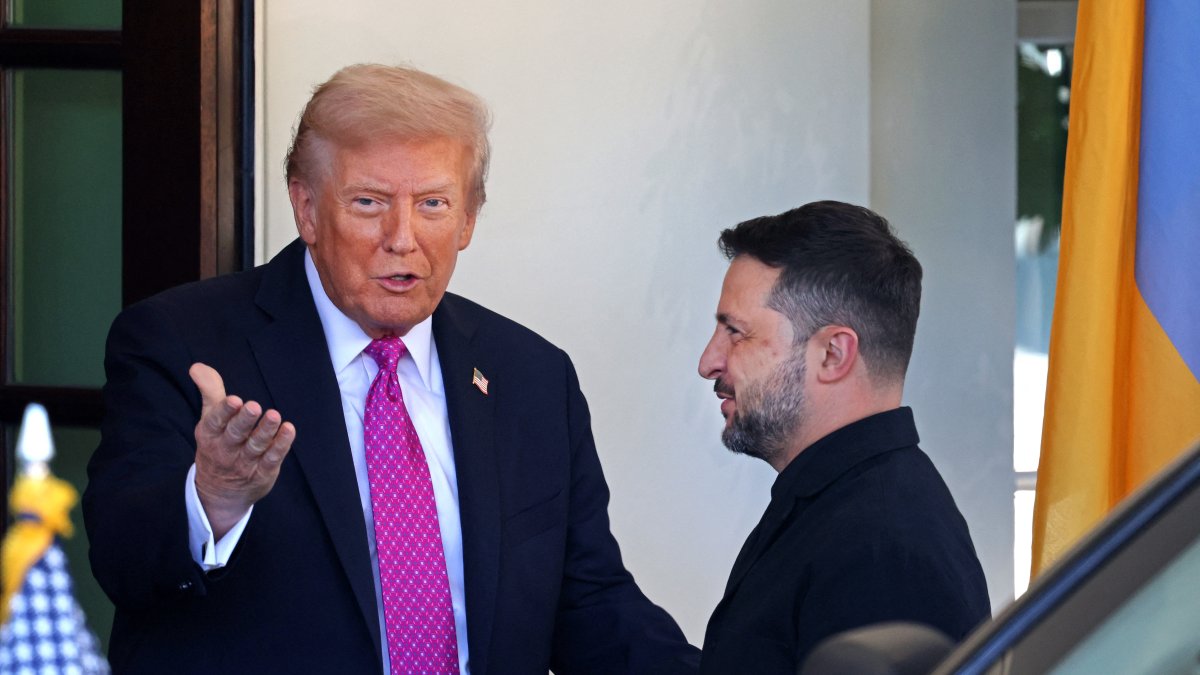 El presidente Donald Trump recibe a su par de Ucrania, Volodymyr Zelensky en la Casa Blanca, para una reunión en octubre del 2025.