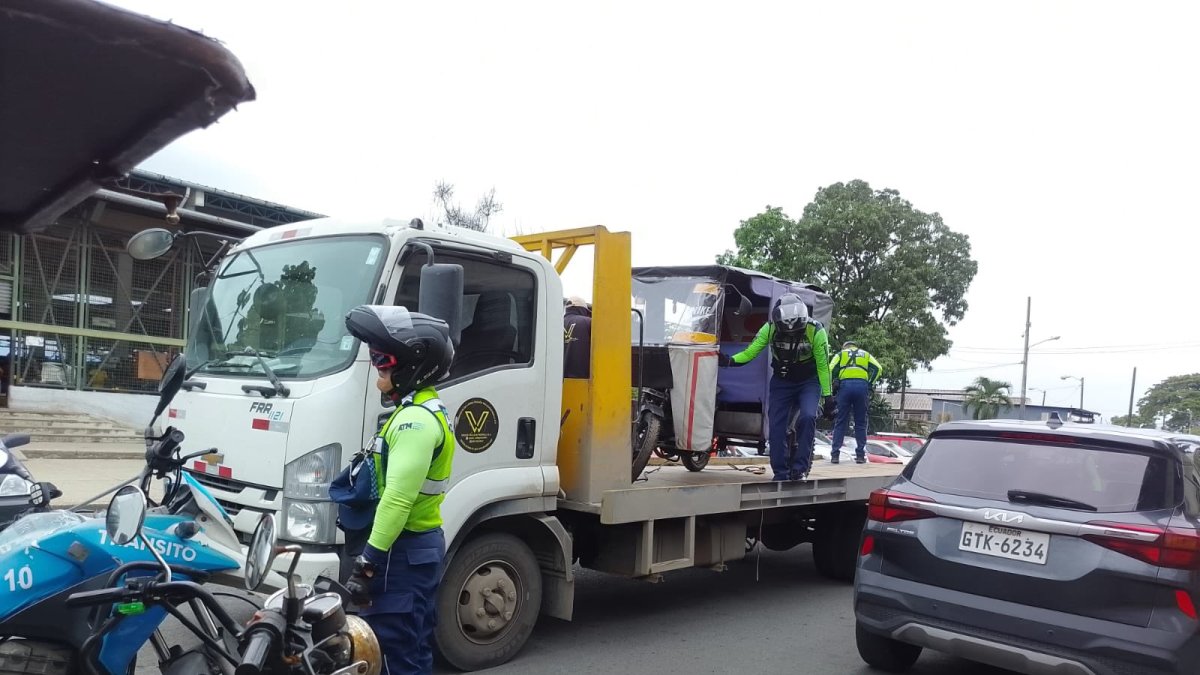 Quince tricimotos fueron retenidas durante un operativo de la ATM en Las Esclusas, al sur de Guayaquil.