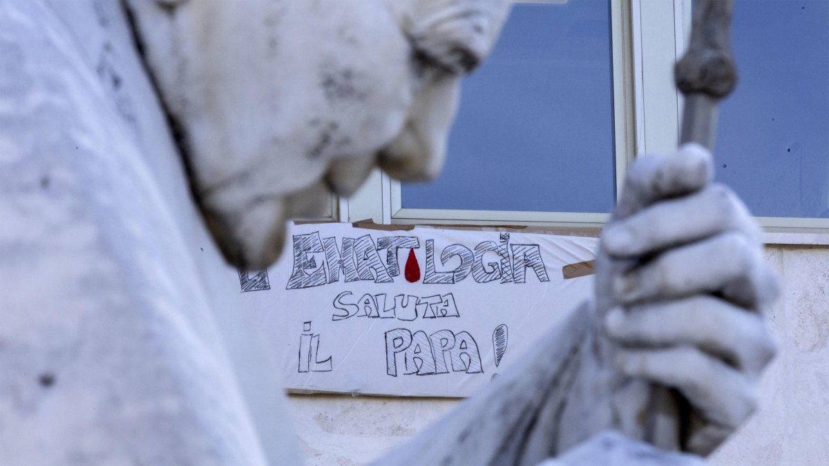 Una pancarta con el mensaje «Hematología saluda al Papa» cuelga de una de las ventanas del Hospital Universitario Agostino Gemelli, donde se encuentra ingresado el papa León XIV, en Roma (Italia).