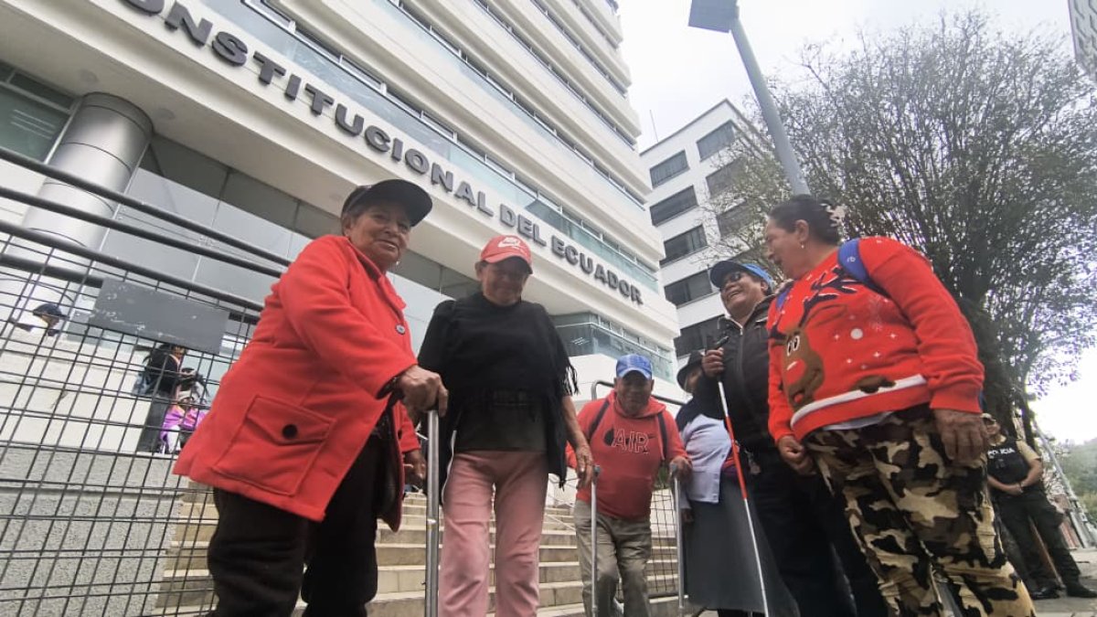 Integrantes del Frente Nacional de Personas con Discapacidad acudieron a la Corte Constitucional para cuestionar el aumento del pasaje preferencial en Quito.