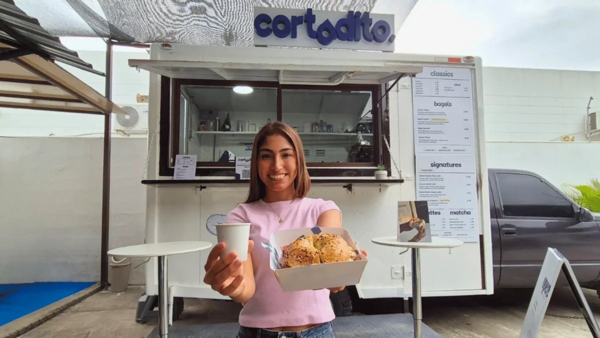 El concepto reúne dos productos que son el centro de la experiencia, bebidas preparadas con café de especialidad y bagels.