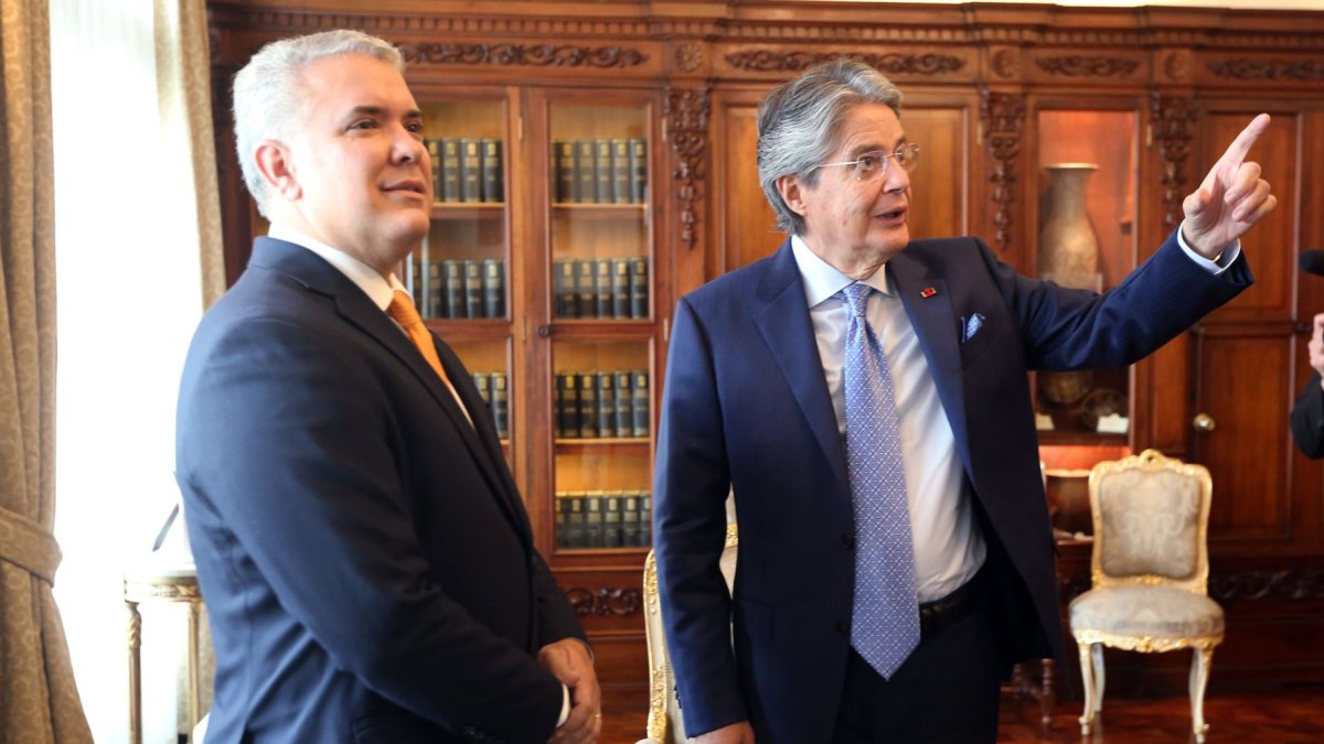 El expresidente colombiano Iván Duque y el expresidente de Ecuador, Guillermo Lasso, es una visita protocolar al Palacio de Carondelet, en Quito, en 2021.
