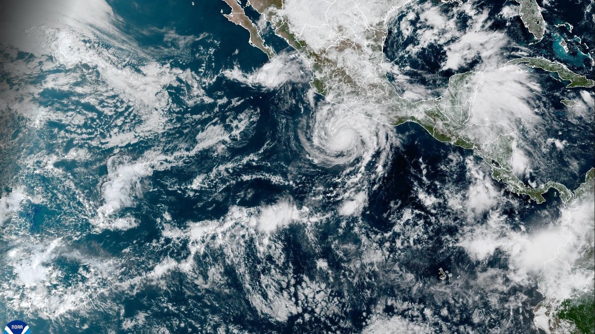 Fotografía satelital cedida por la Oficina Nacional de Administración Oceánica y Atmosférica a través del Centro Nacional de Huracanes estadounidense donde se muestra el ojo del huracán Trudy.