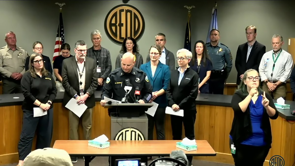 Captura de una transmisión del gobierno de la Ciudad de Bend del jefe de policía de la ciudad Mike Krantz en una rueda de prensa donde confirmó que tres niños y una maestra murieron en un tiroteo.