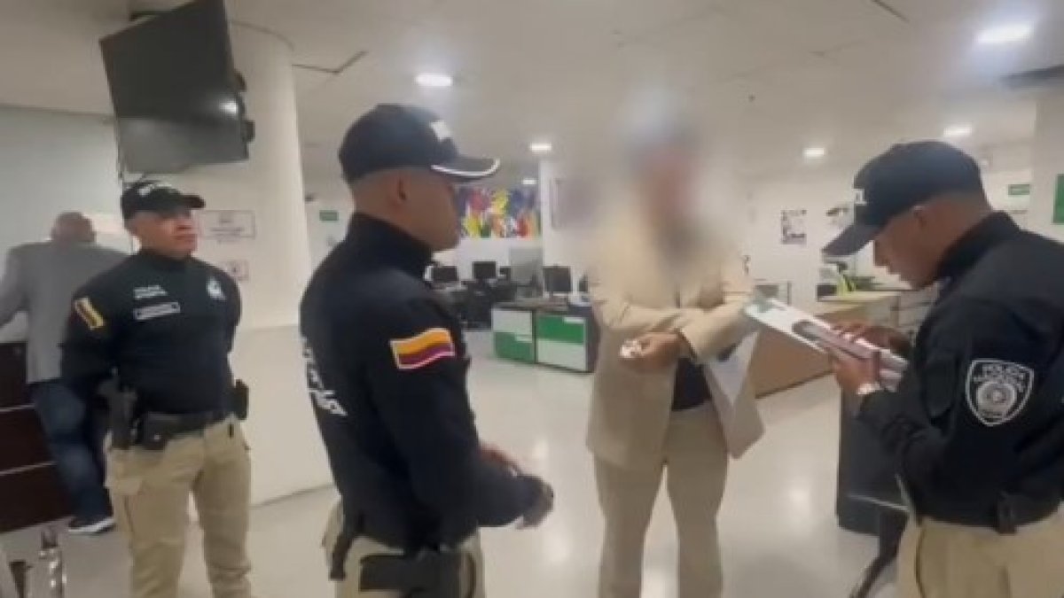 El momento en el que el ciudadano extranjero es detenido en el aeropuerto de Bogotá.