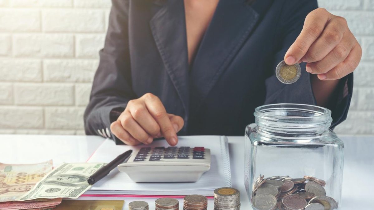 Haz crecer tu dinero mientras acumulas millas. Descubre cómo ahorrar e invertir puede abrirte las puertas a nuevas oportunidades financieras.