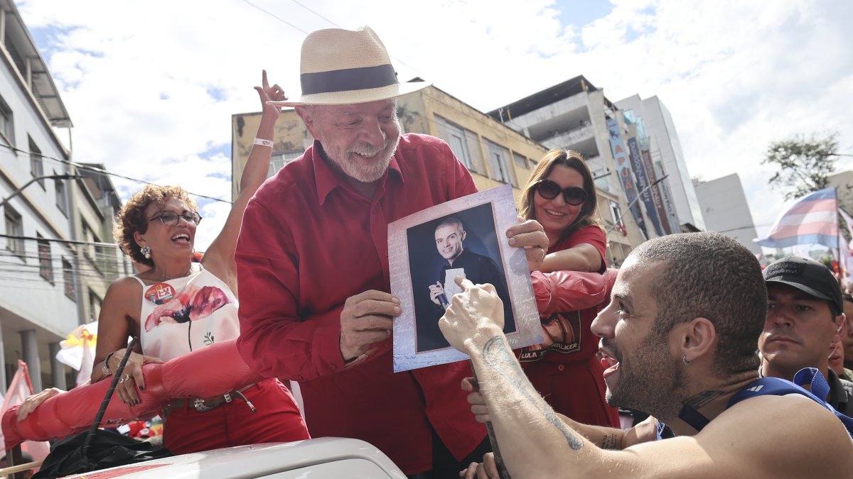 El presidente de Brasil y candidato a la reelección, Luiz Inácio Lula da Silva, saluda a sus seguidores durante un acto de campaña en Juiz de Fora, en el estado de Minas Gerais (Brasil).