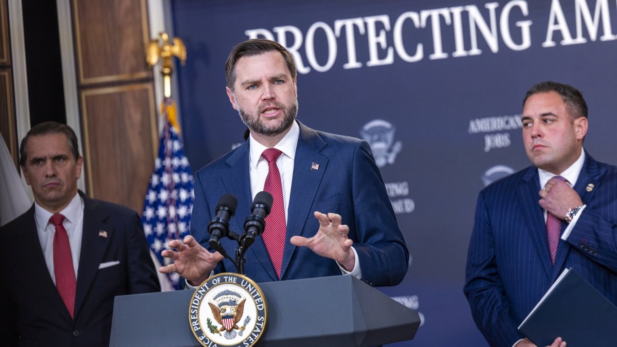 JD Vance, vicepresidente de Estados Unidos (c).