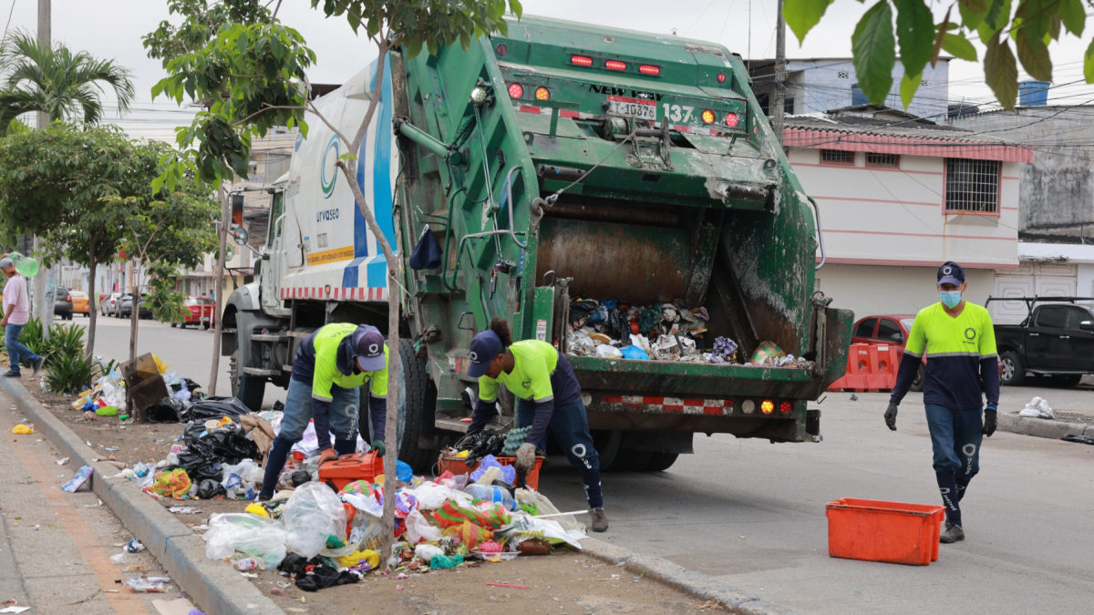 Personal de Urvaseo recoge desechos en el sector de Los Esteros, en el sur de Guayaquil.