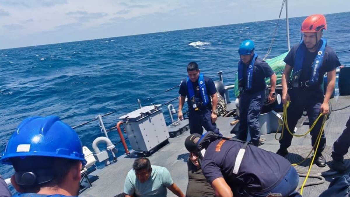 Tripulantes rescatados por integrantes de la Armada del Ecuador.
