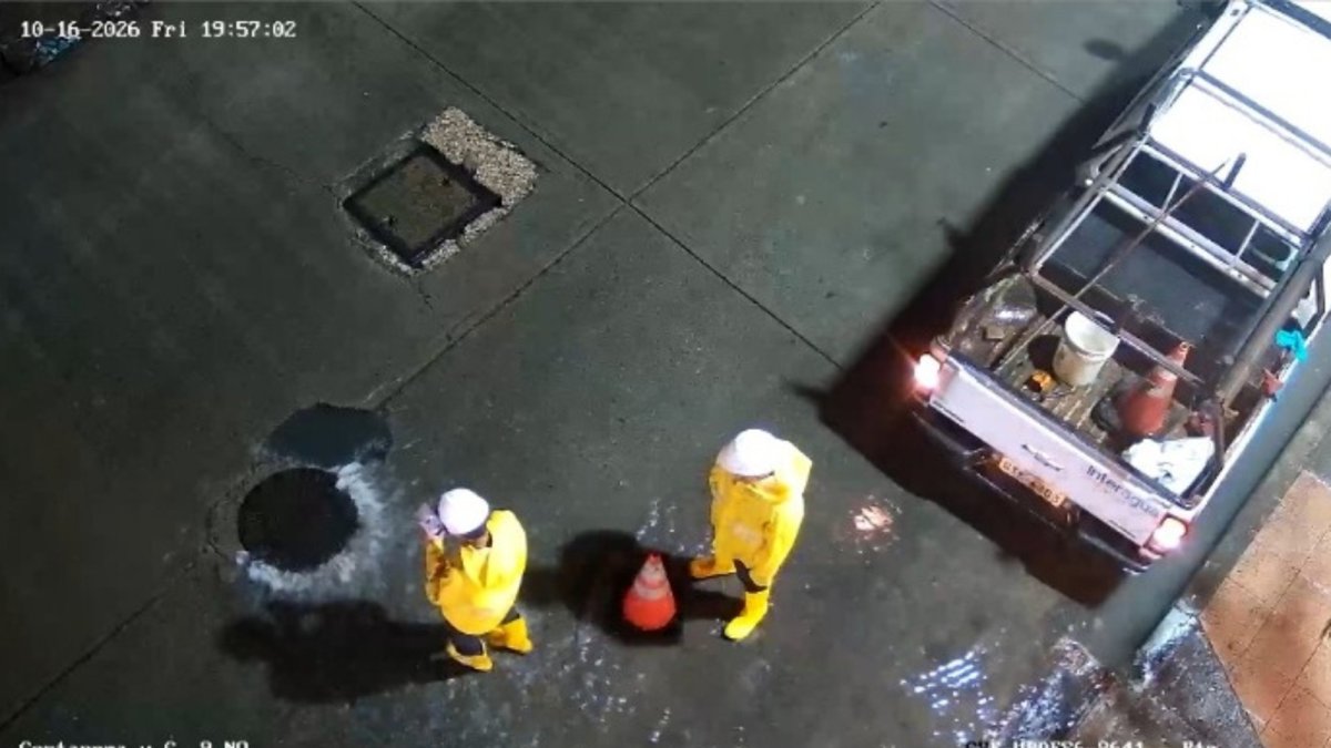 En diversas vías de Guayaquil se evidenció acumulación de agua la noche de este viernes 16 de octubre.