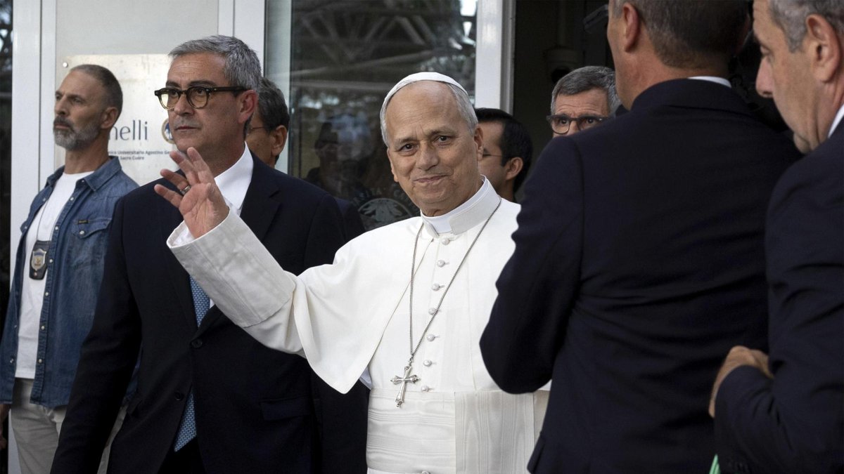El papa León XIV salió del Policlínico Gemelli de Roma este sábado 17 de octubre, tras recibir el alta hospitalaria.