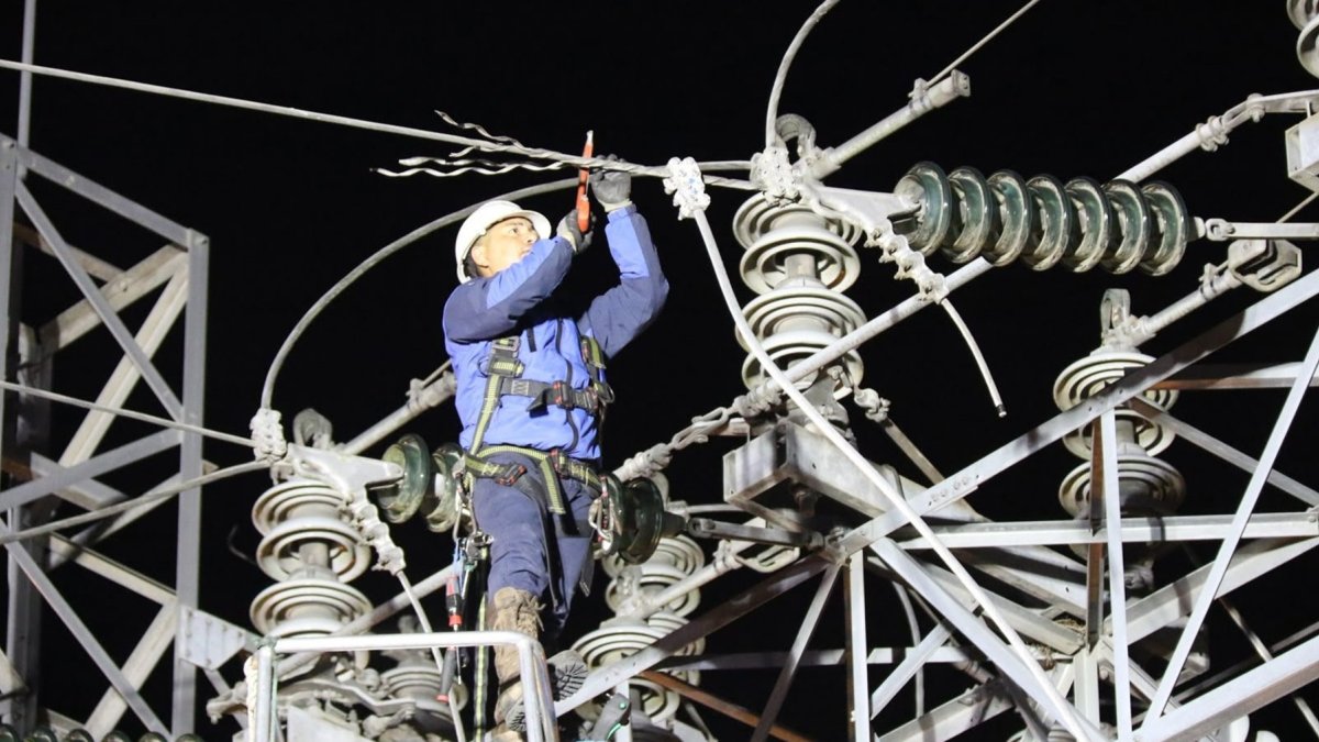 Personal técnico realizó trabajos de mantenimiento en redes y subestaciones eléctricas durante la madrugada del 17 de octubre de 2026.