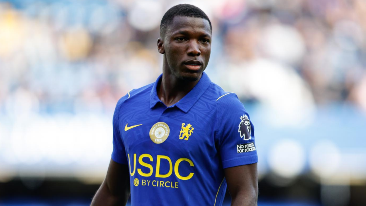 Moisés Caicedo durante un partido con el Chelsea.