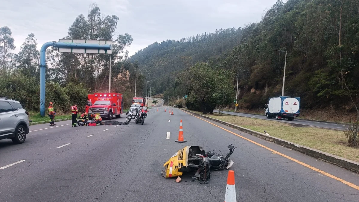 En la avenida Simón Bolívar, cerca del camposanto Monte Olivo, un automóvil chocó contra una motocicleta.