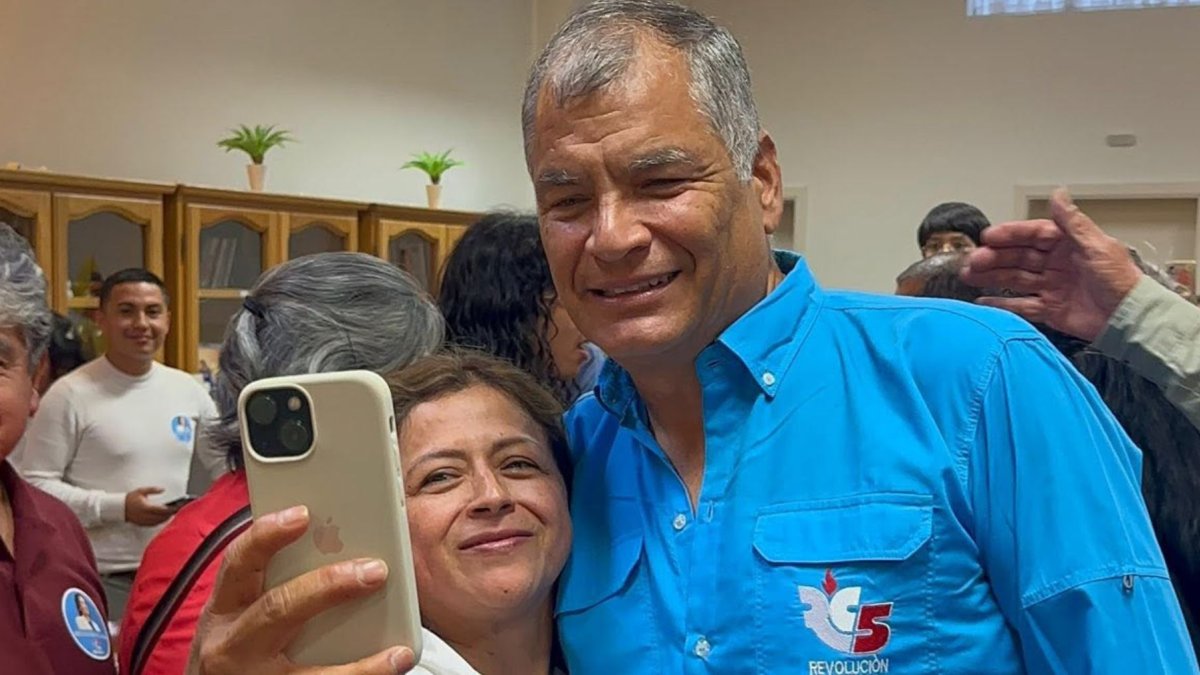 El expresidente Rafael Correa participó en un encuentro con militares de la Revolución Ciudadana en Bélgica.