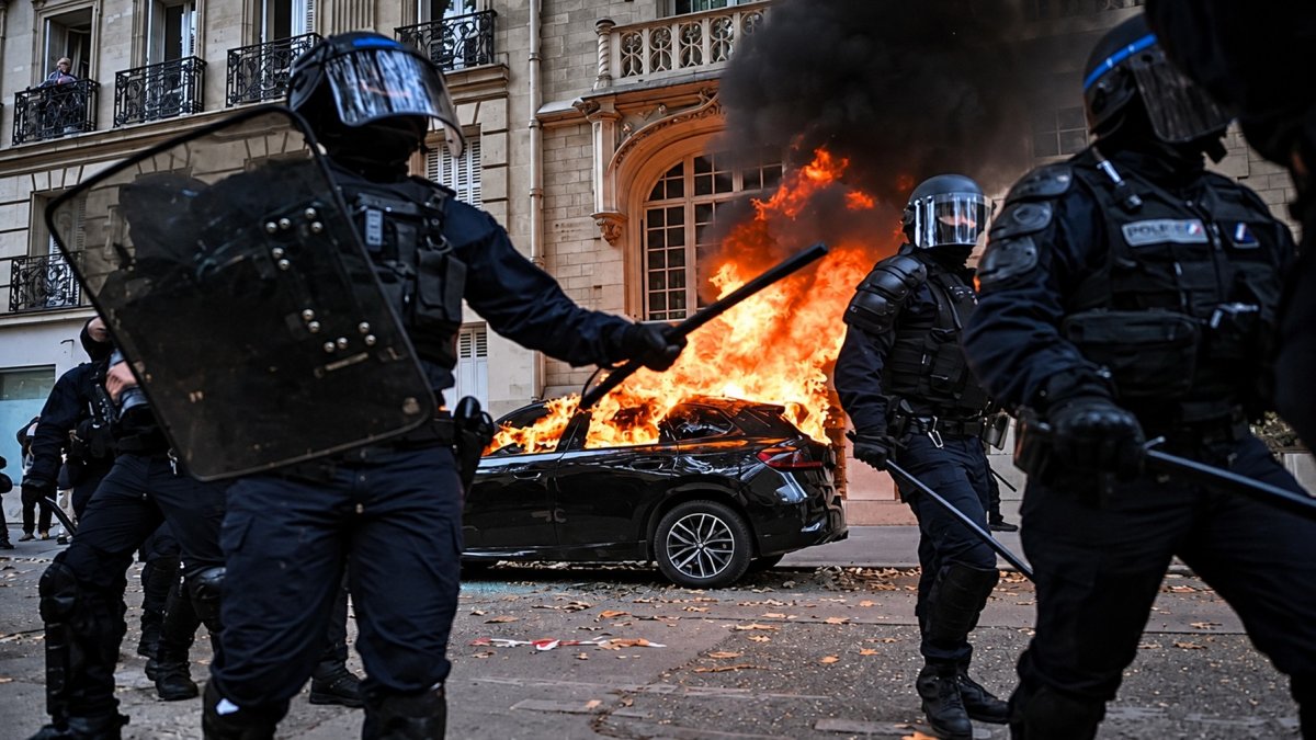 Agentes antidisturbios intervienen durante las protestas contra el encarecimiento de la vida en Francia, que dejaron incendios y saqueos.