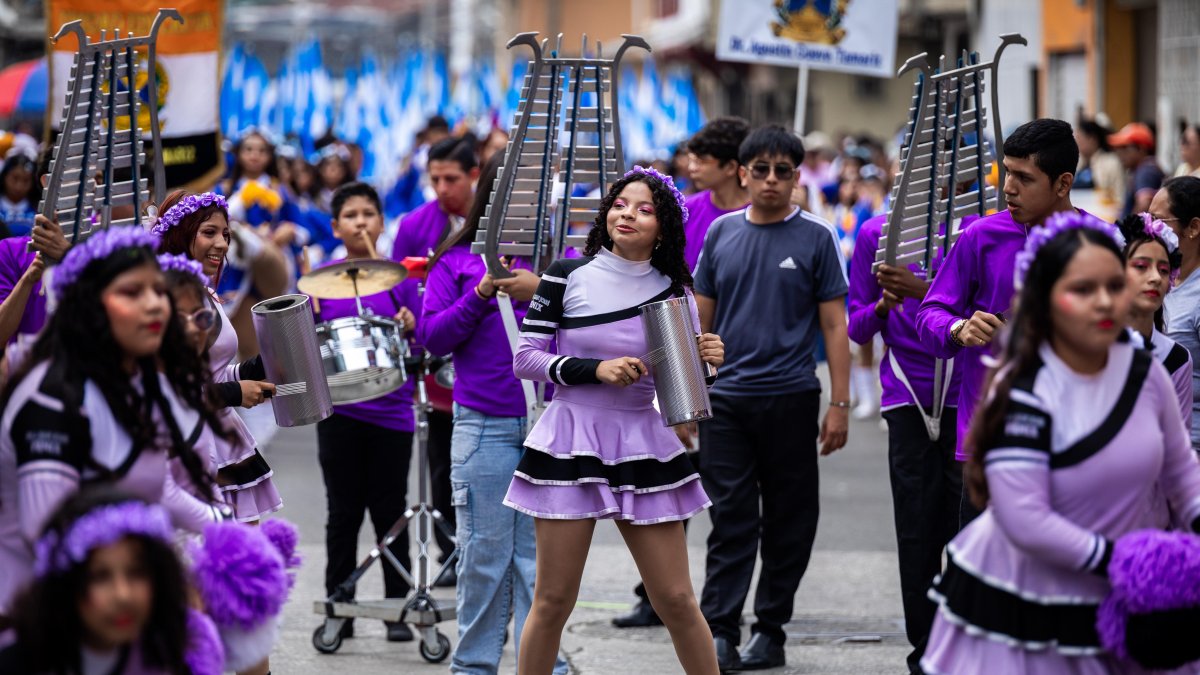 Bandas de paz, bastoneras y agrupaciones artísticas recorrieron seis sectores del sur de Guayaquil durante el Pregón Octubrino.