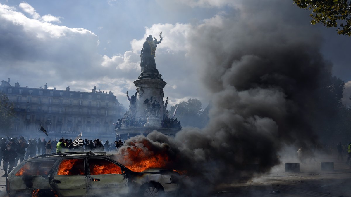 En la plaza de la República, en París, se registraron protestas en la jornada del 17 de octubre de 2026.