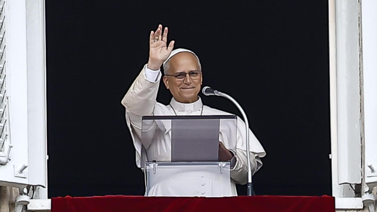 Papa León XIV reaparece en el ángelus del Vaticano tras recibir el alta hospitalaria por una operación en el pulmón derecho.