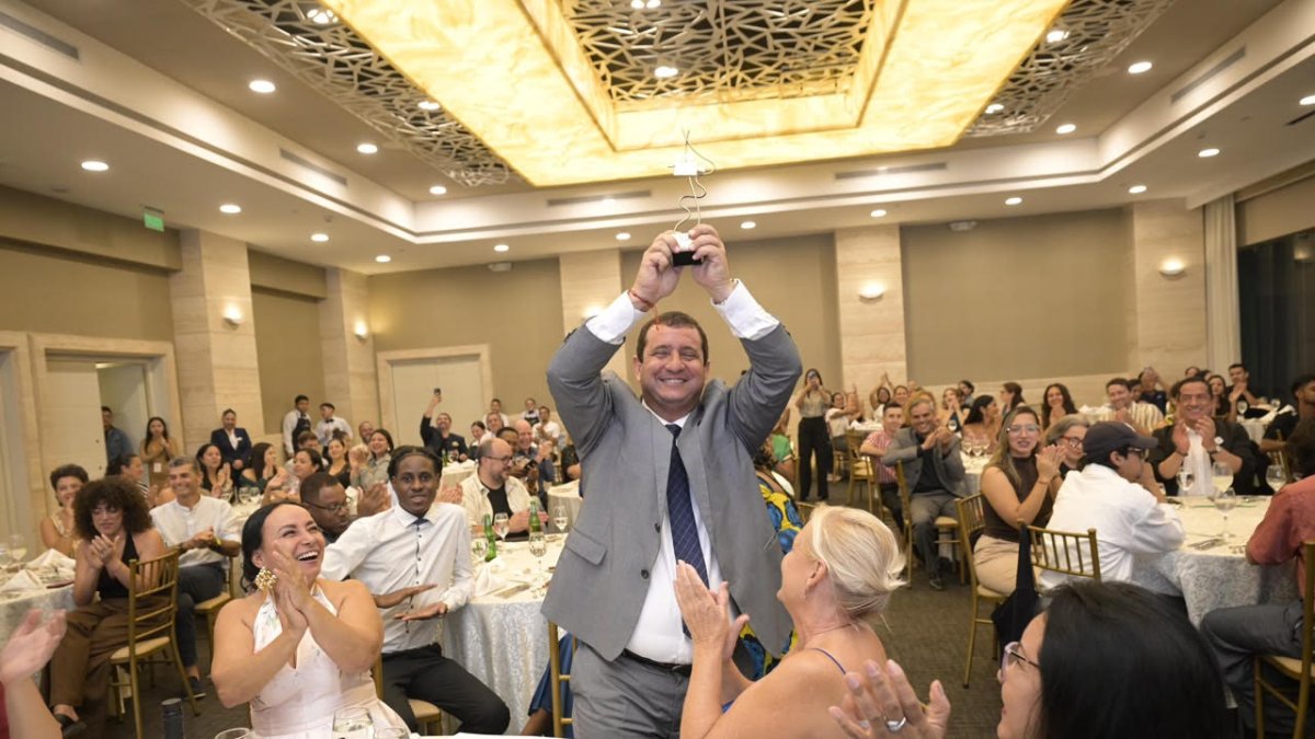 Leonardo Orlando, prefecto de Manabí, muestra su emoción al conocerse de la distinción para la provincia