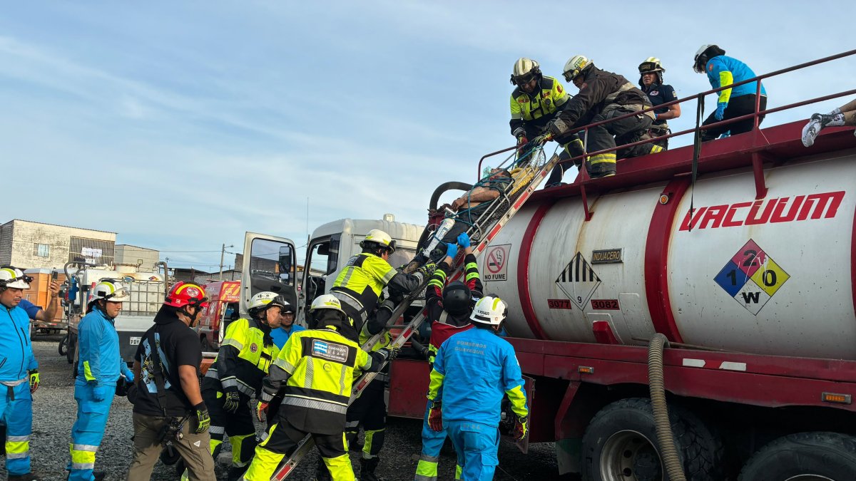 Tres personas quedaron inconscientes dentro del tanque de un vehículo que transportaba desechos sanitarios.
