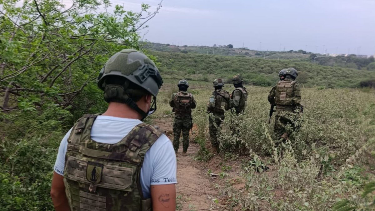 El Ejército Ecuatoriano detuvo a los cinco presuntos responsables del desmembramiento de una persona.
