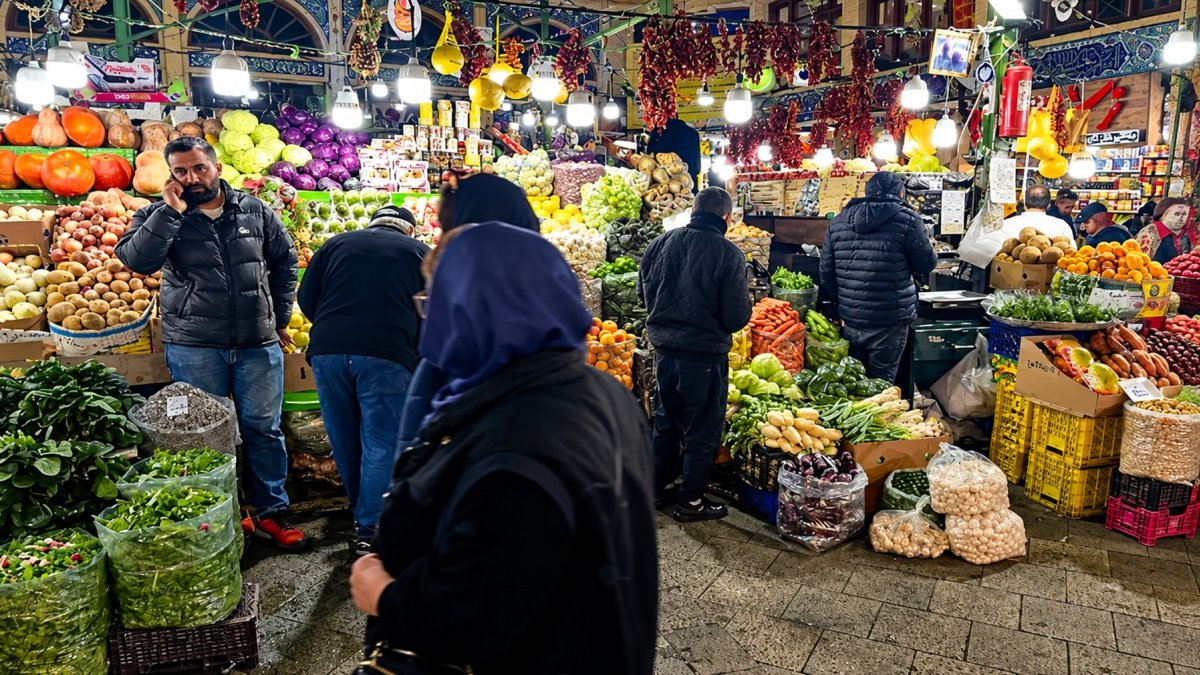 Varias personas acuden de compras al Bazar de Tajrish en el norte de Teherán.