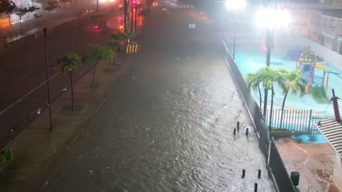 Las fuertes lluvias de la madrugada de este lunes 19 de octubre dejaron calles inundadas en distintos sectores de Guayaquil.