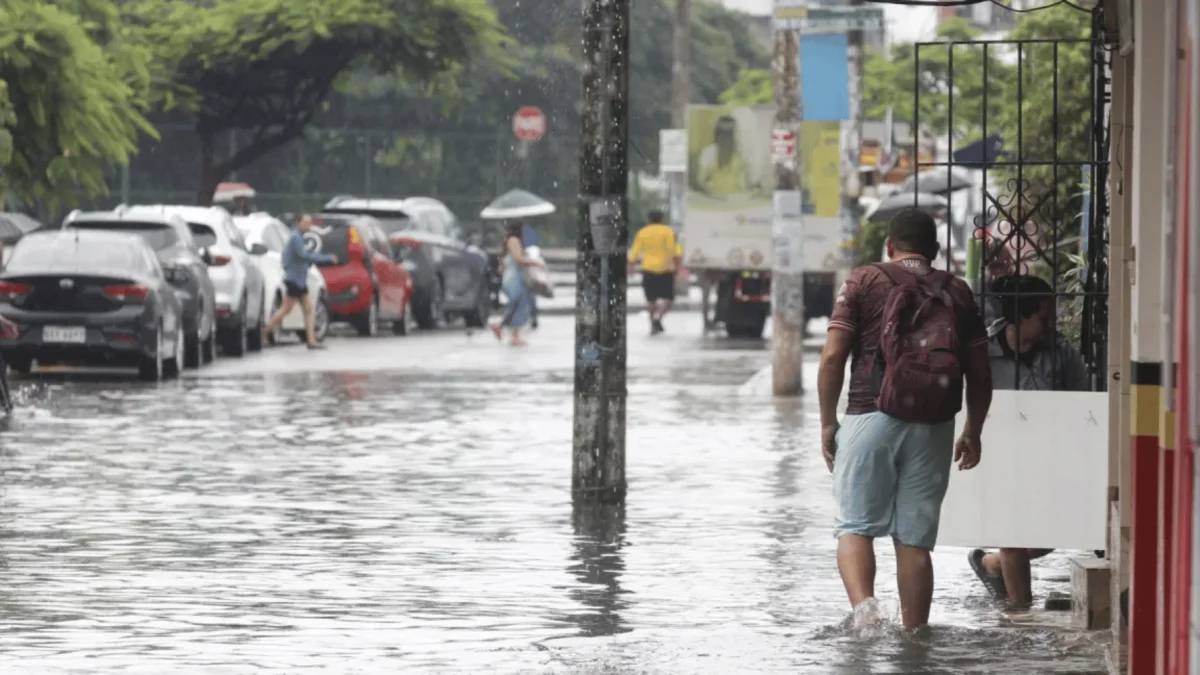 Desde aproximadamente las 03:00 de este lunes comenzaron a circular reportes ciudadanos sobre calles anegadas en diferentes sectores de Guayaquil.