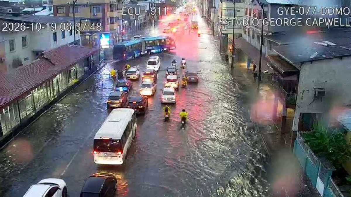 La calle inundada en la zona del estadio George Capwell.