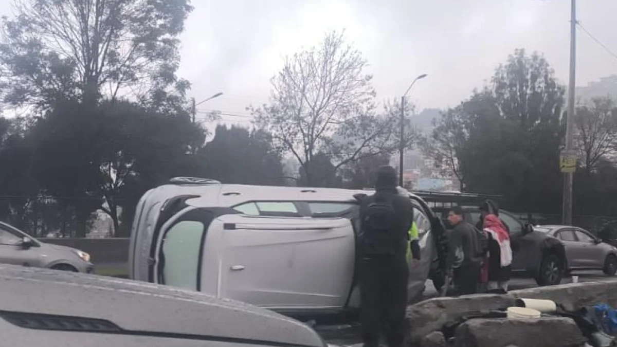 Un vehículo se impactó contra el muro central del intercambiador de la avenida Simón Bolívar,
