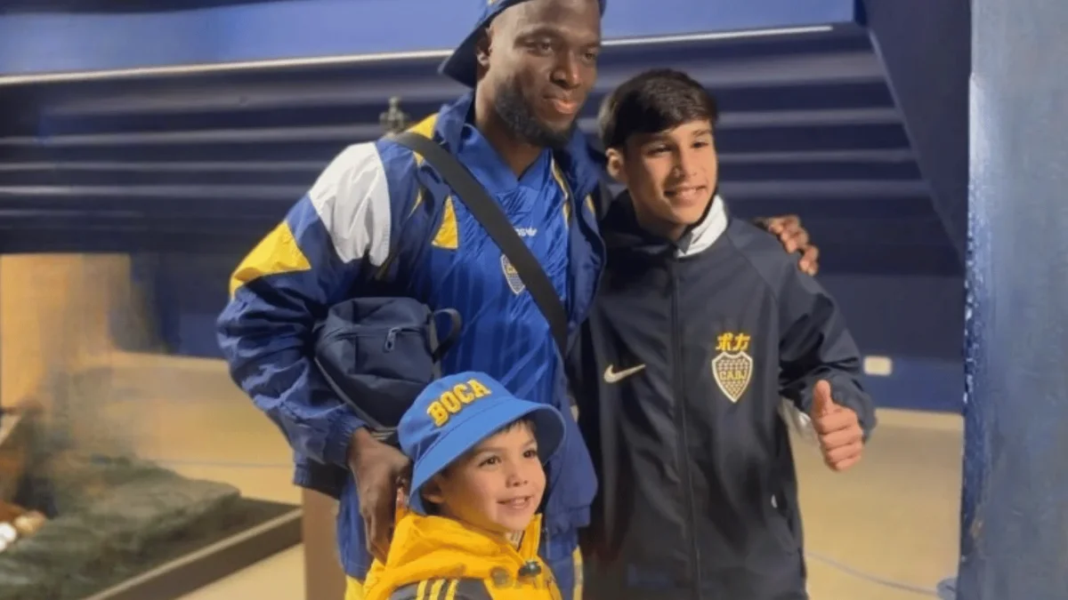 El delantero le regaló un gorro de Boca Juniors y una camiseta autografiada.