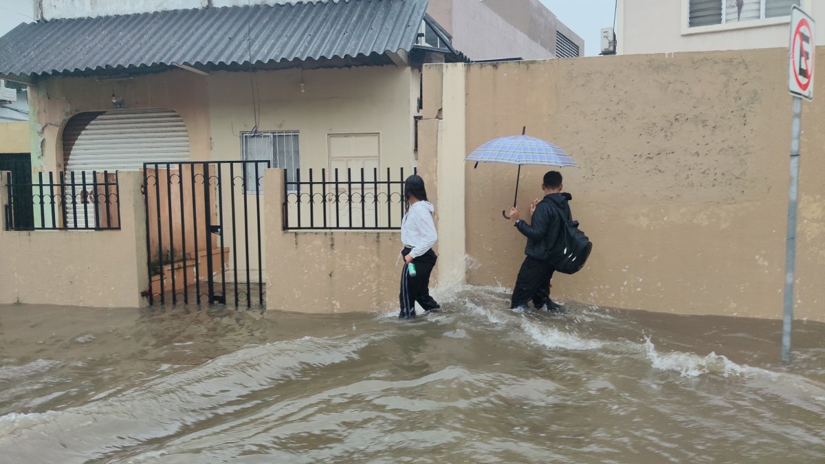 Las intensas precipitaciones registradas durante la madrugada del lunes 19 de octubre provocaron acumulación de agua en decenas de puntos de Guayaquil