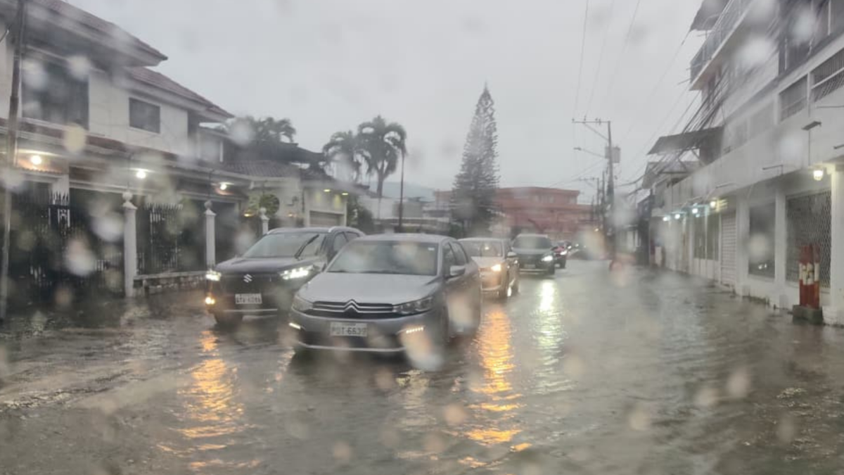 La lluvia ha inundado varios sectores de Guayaquil.