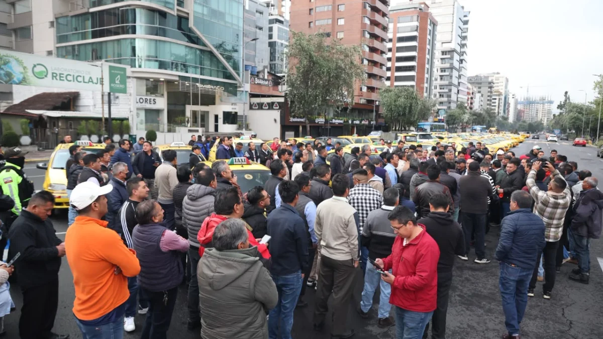 Los taxistas se concentraron en la avenida Shyris y Portugal, en el norte de Quito, este 19 de octubre de 2026.