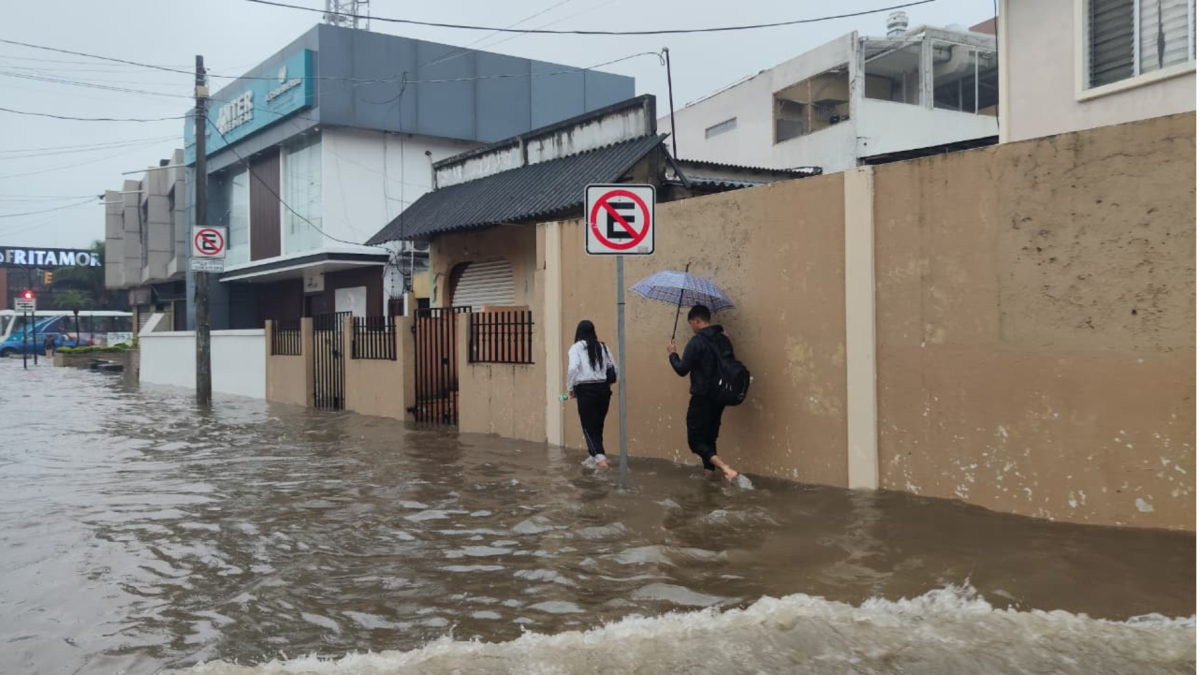 En sectores como Urdesa se registraron inundaciones este 19 de octubre de 2026.