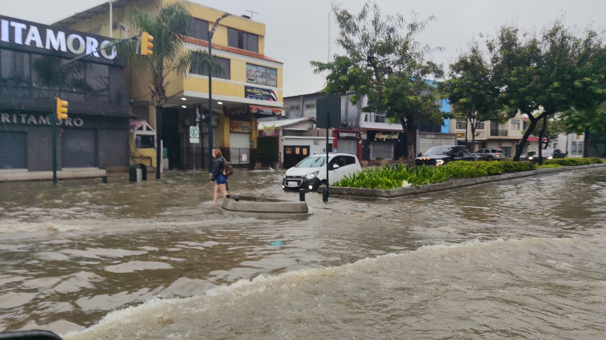 El agua se apoderó de varios tramos de las calles de Guayaquil, dejando una postal que vuelve a repetirse cuando las precipitaciones ganan intensidad.