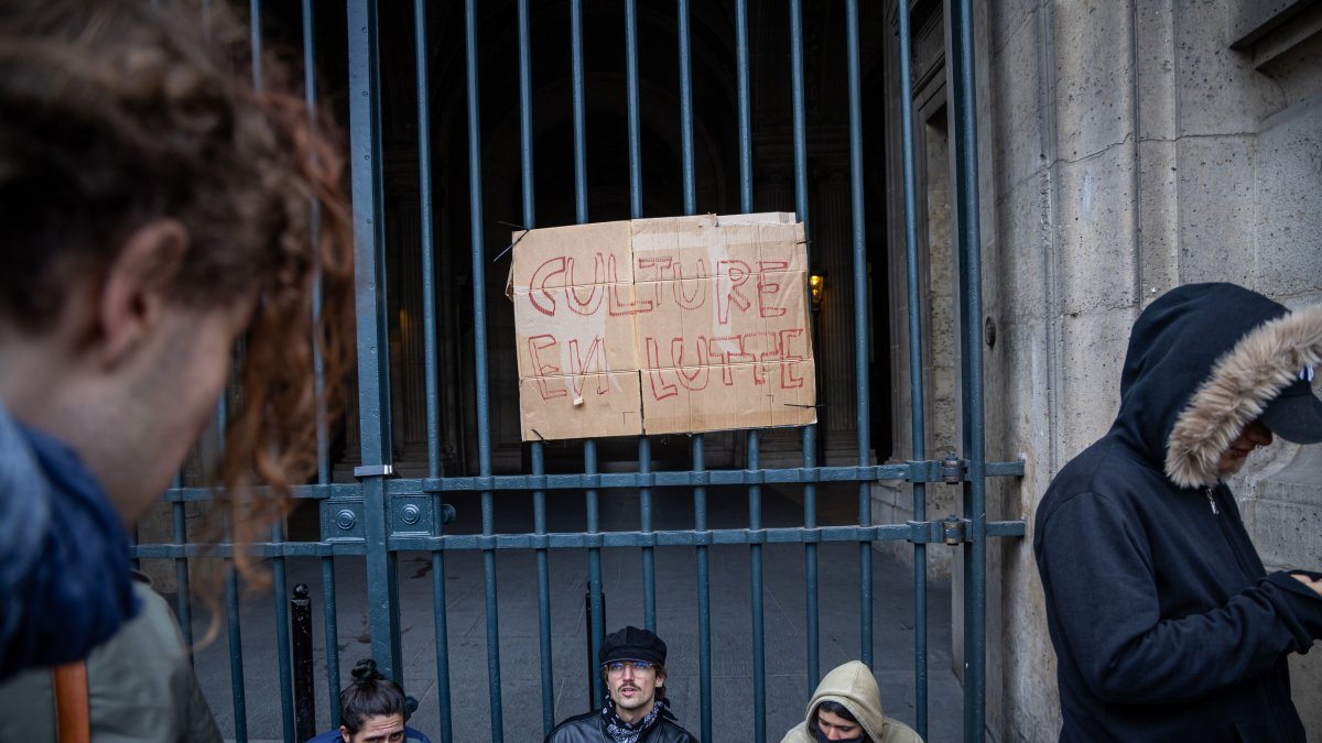 Manifestantes bloquean una entrada al Museo del Louvre para expresar su «apoyo» a estudiantes de secundaria en París, dos días después de que tuvieran lugar manifestaciones por el costo de la vida.
